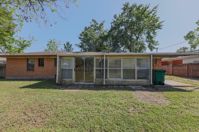 Building Photo - 10038 Lazy Oaks St