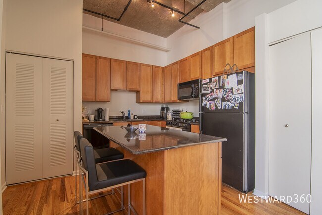 Building Photo - 758 N Larrabee St