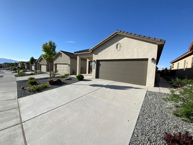 Building Photo - 3 Bedroom Single Story Home Available Near...