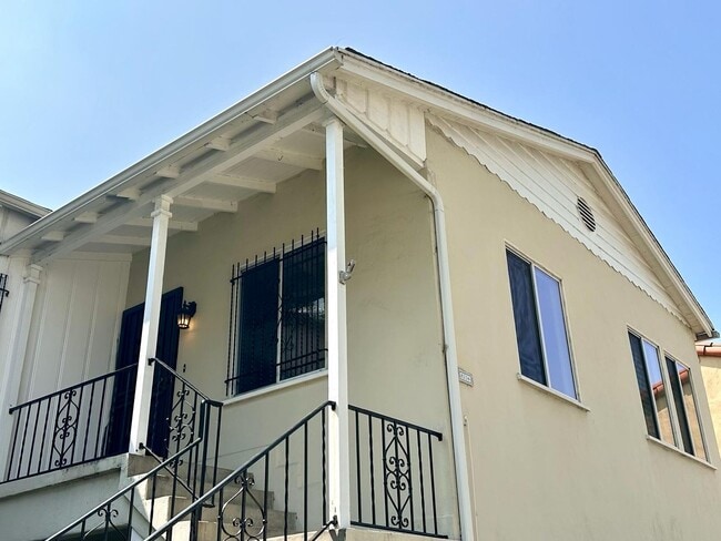 Building Photo - TRIPLEX