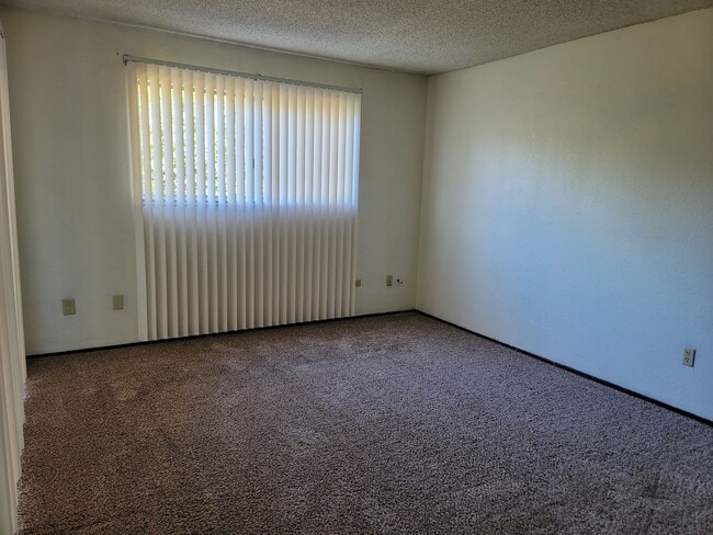 Building Photo - 1031 Fallbrook Dr