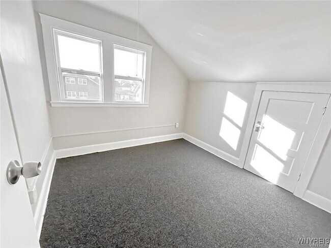 Building Photo - 527 24th St
