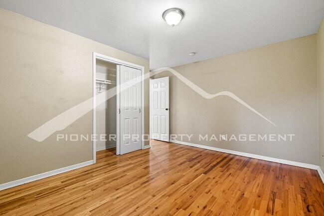 Building Photo - Spacious Home with Washer/Dryer and Fenced Yard
