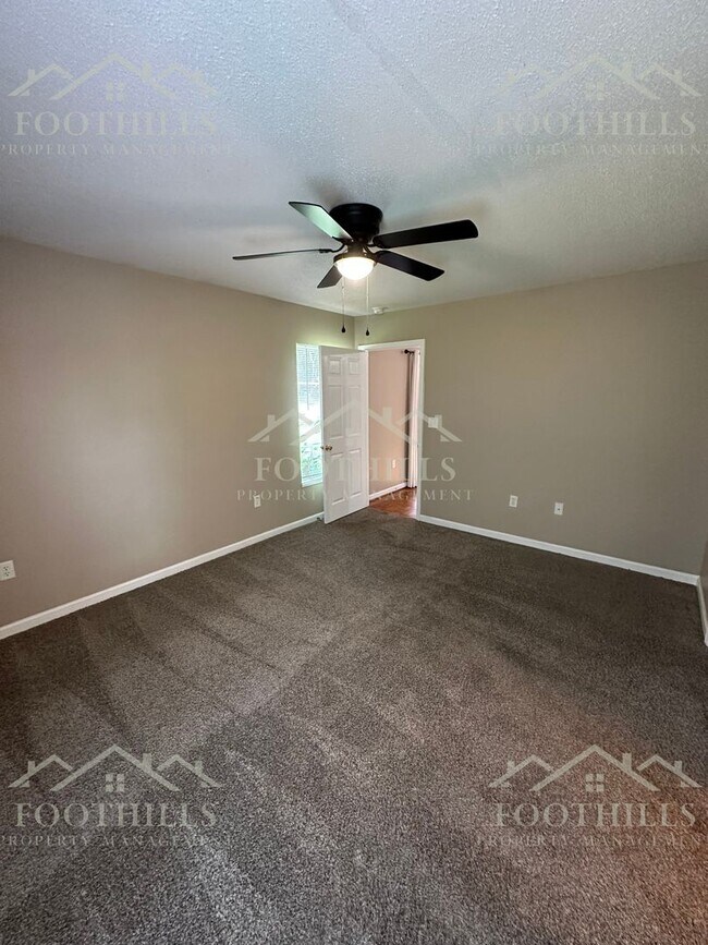 Building Photo - 1419 Oak Hill Dr