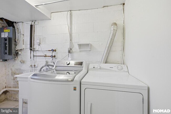 Building Photo - 303 Mansfield Rd