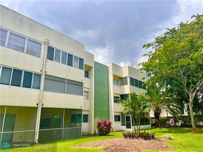 Building Photo - 5155 E Sabal Palm Blvd