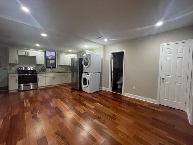 Building Photo - 3639 Lancaster Ave