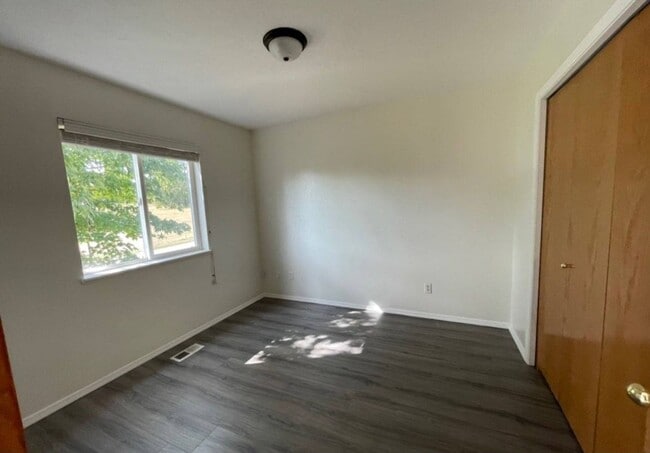Building Photo - 627 NW Meadows Dr