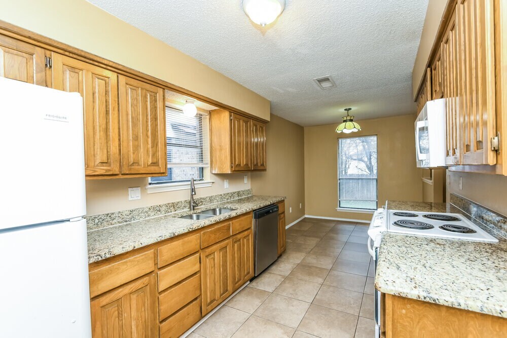 Building Photo - 2854 Southpark Ln