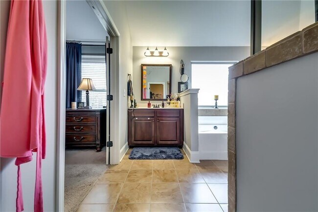 Building Photo - 2216 Golden Eagle Dr