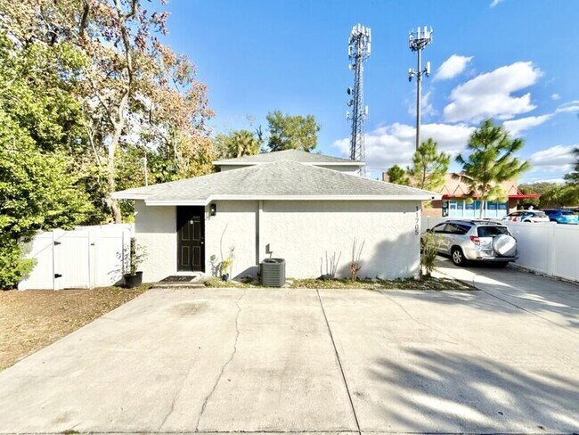 Building Photo - 11705 North Dr