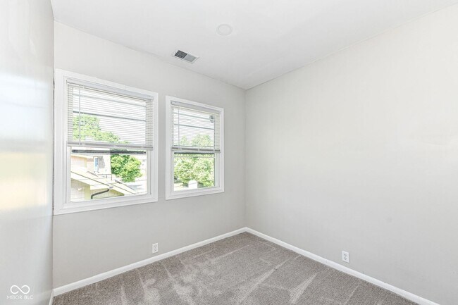 Building Photo - Three Bedroom Duplex Located Near Meridian St and 30th Street