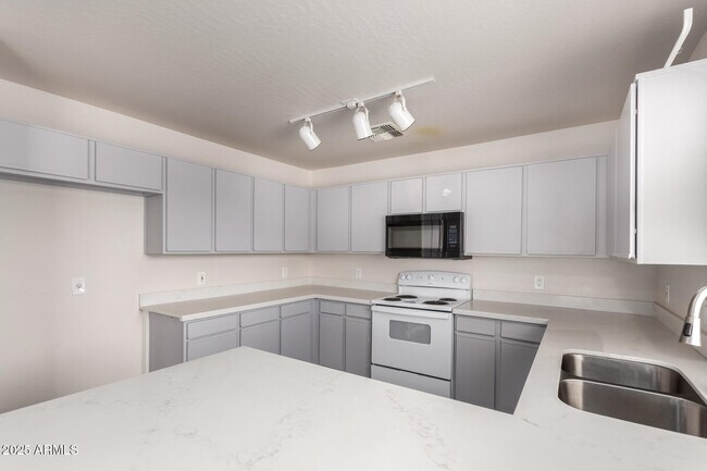 Building Photo - 11529 W Paradise Dr