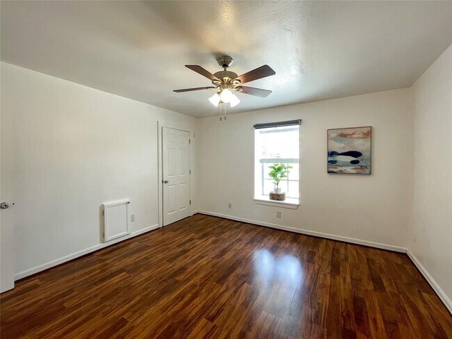 Building Photo - 3402 Garrott St