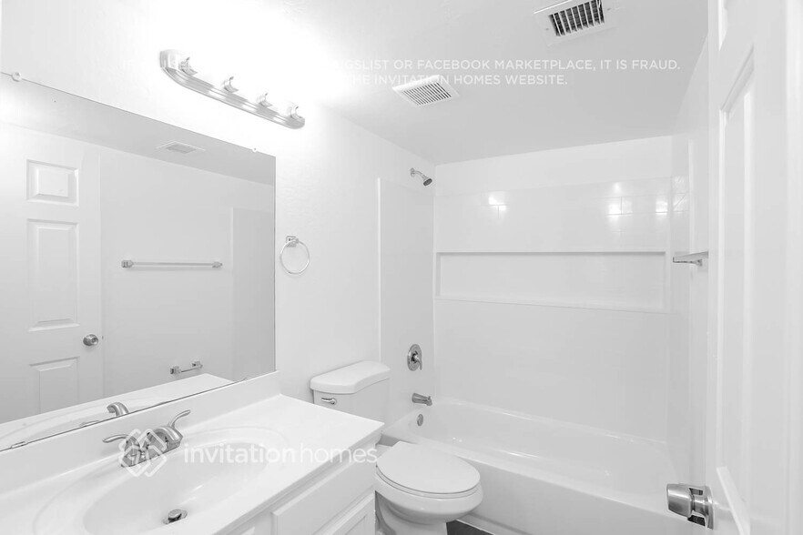 Building Photo - 5926 E Norwood St