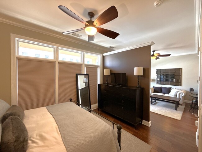 Building Photo - 230 S Tryon St