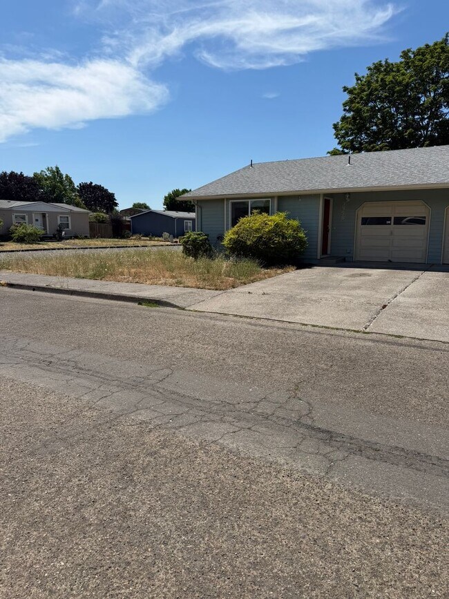 Building Photo - Charming 2 Bedroom Duplex With Fenced Yard In Quiet Neighborhood!