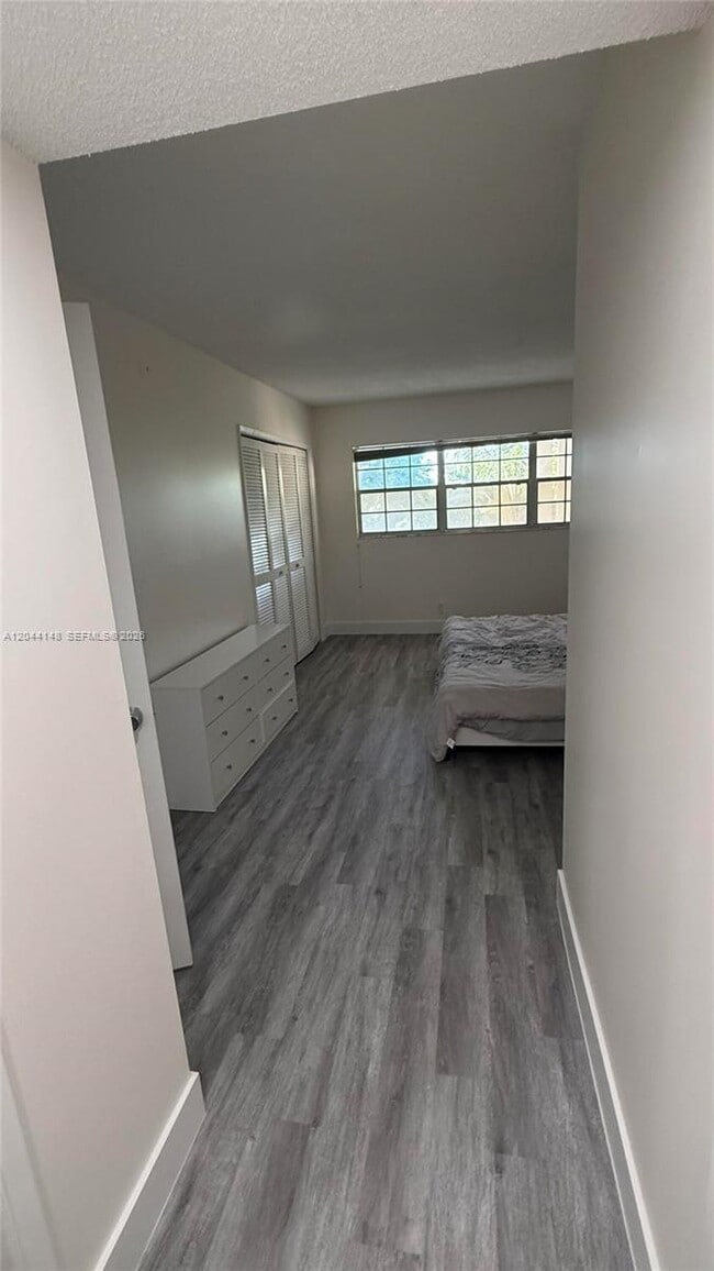Building Photo - 2901 S Palm Aire Dr
