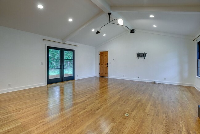 Building Photo - Coming Soon! - 9/24 Renovated Mid-Century ...