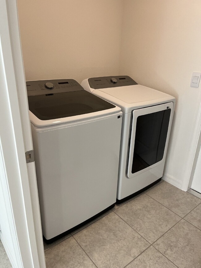 Building Photo - Brand New 4/2 Home!