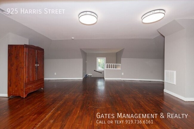 Building Photo - 925 Harris St