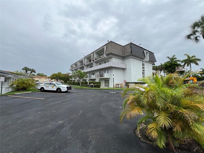 Building Photo - 8000 SW 81st Dr
