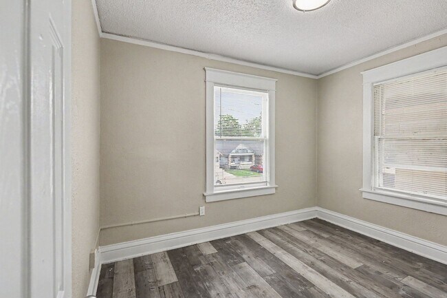 Building Photo - *MOVE IN SPECIAL* $250 Off First Full Month's Rent OR Free 55in TV!