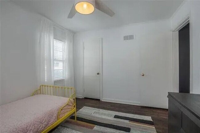 Building Photo - 4100 W 59th St