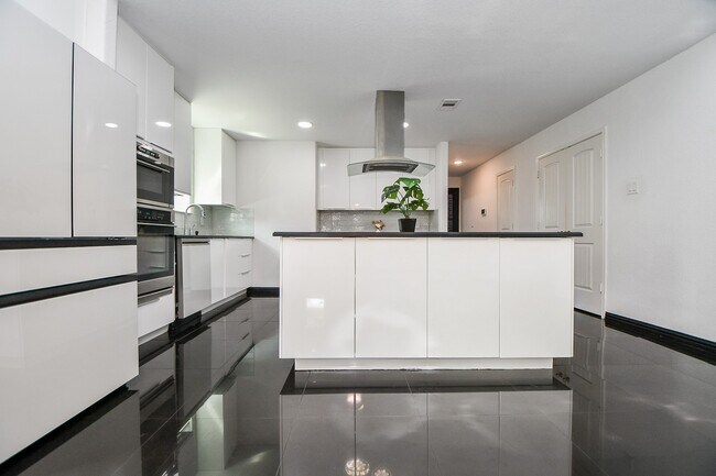 Building Photo - 2015 Treasure Mountain Dr