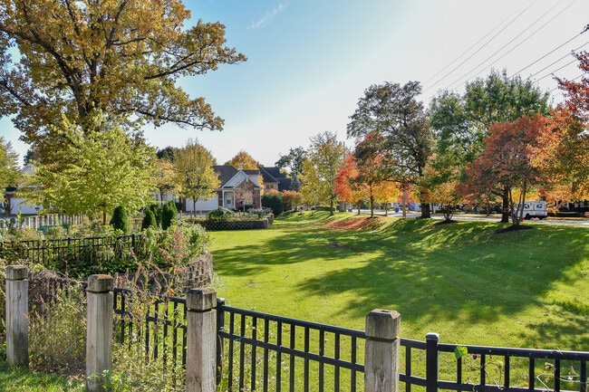Building Photo - 385 Delnor Glen Dr