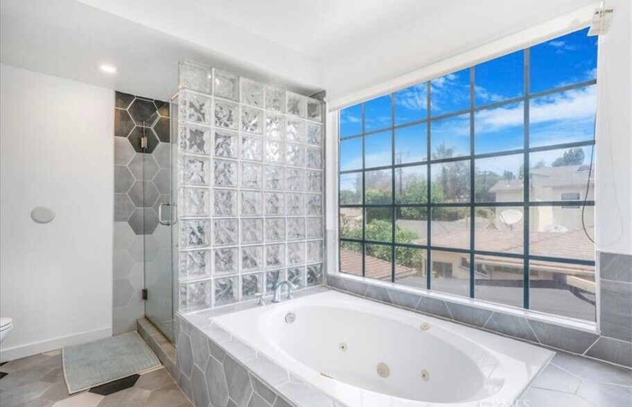 Building Photo - 2481 S Bundy Dr