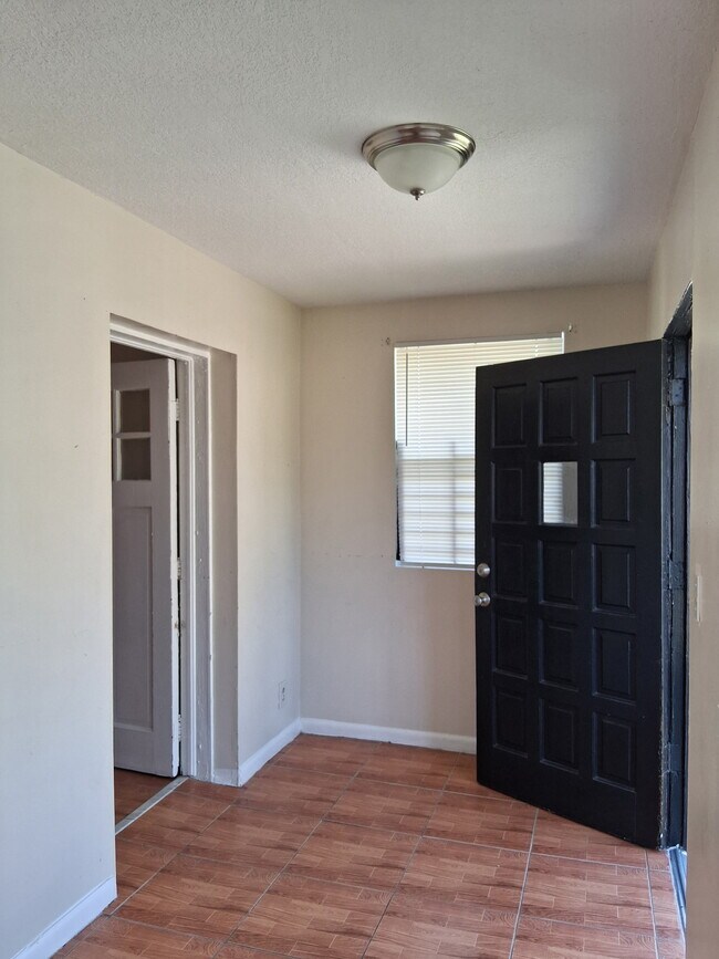 Building Photo - 1712 W 23rd St