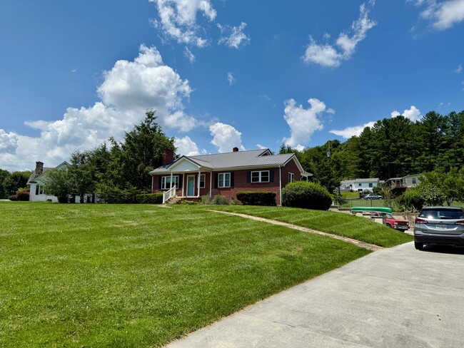 Building Photo - Beautiful 3 Bedroom / 2 Bathroom Home – Ma...