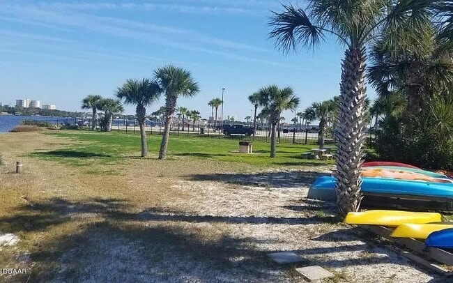 Building Photo - 719 S Beach St