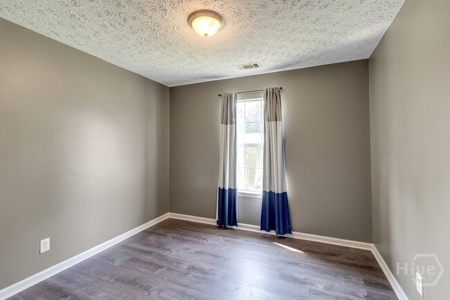 Building Photo - 402 Sterling Creek Dr