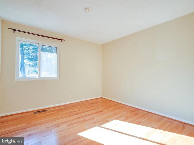 Building Photo - 2303 Glade Bank Way