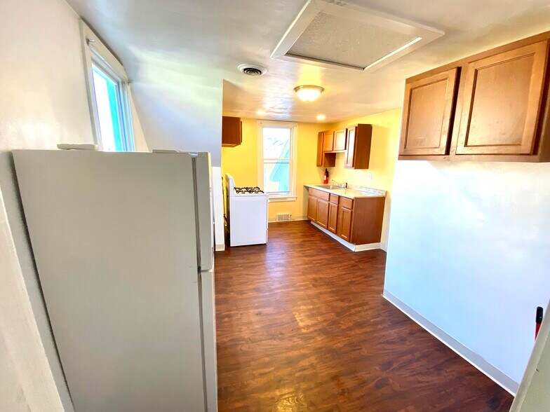 Building Photo - 817 Anaheim St