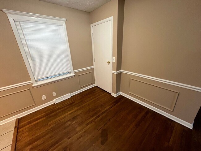 Building Photo - 921 Millikin St