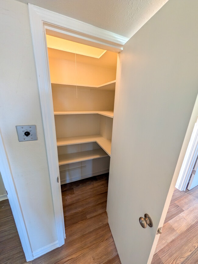 Building Photo - 3524 Mobile Ave