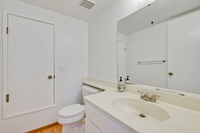 Building Photo - Beautifully Remodeled 3BR 2.5BA Townhouse in Great Community in Mountain View