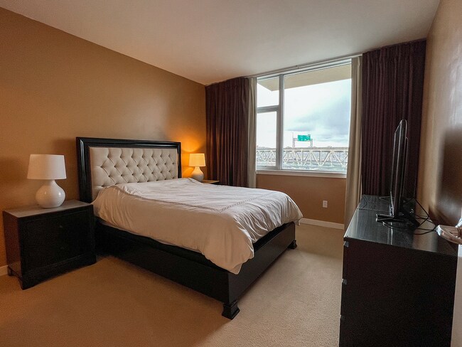 Building Photo - Beautiful 1 Bed 1 Bath Waterfront Condo w/...