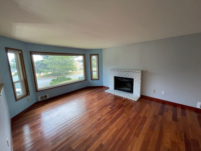 Building Photo - Fantastic and Spacious 3 Bedroom Home Clos...