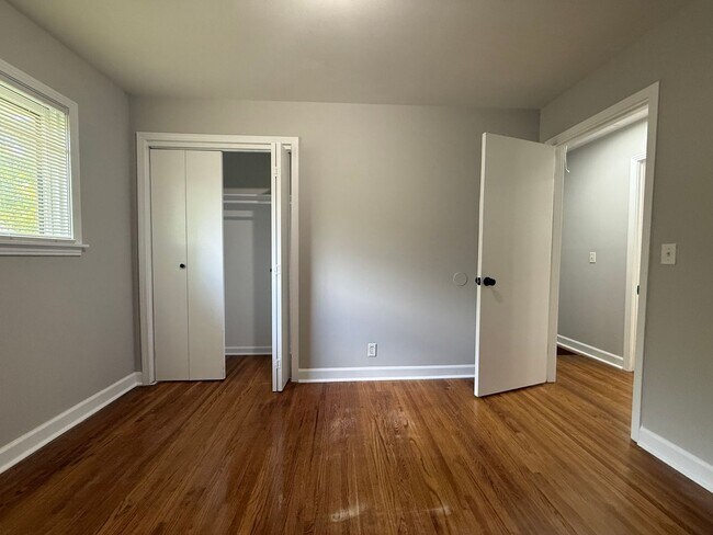 Building Photo - Lovely and Spacious Home in South Nashville - Garage and Fenced in Yard
