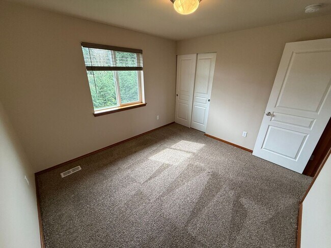 Building Photo - Beautiful 4 Bedroom in the Hidden Lake Community!