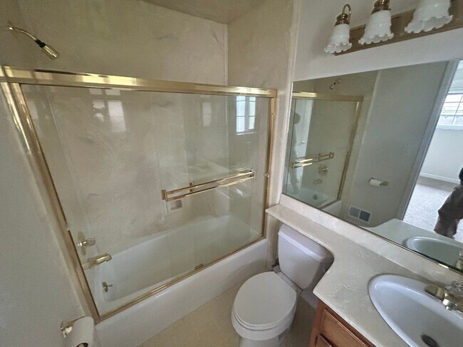 Building Photo - 4 Bedroom 2 bath in Oakdale Ca