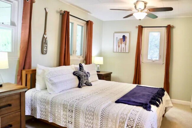Master bedroom with king bed - 410 Jefferson St