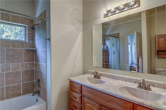 Building Photo - 17106 Oak Cliff Cir