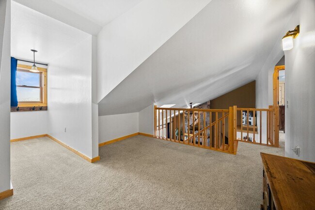 Building Photo - Spacious 6-bedroom, 4.5-bathroom home is i...
