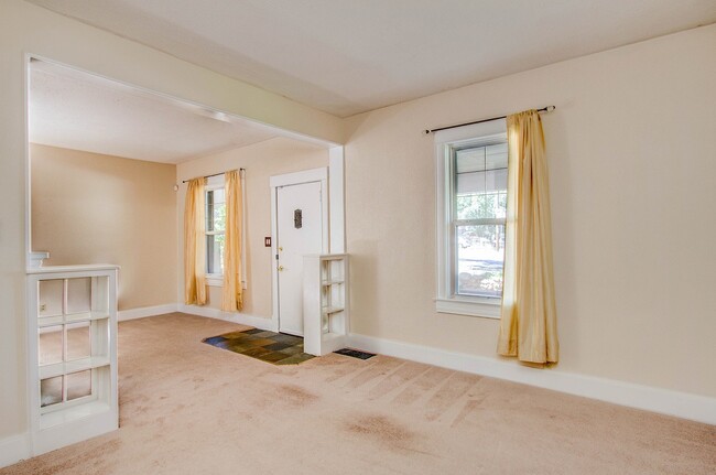 Building Photo - Charming 4BD Victorian near Downtown Color...
