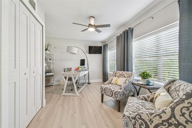 Building Photo - 3922 Fontainebleau Dr